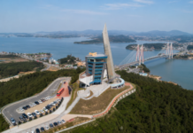 진도타워, 울돌목·진도대교 내려다보는 명량대첩 해상 전망대 망금산 정상 진도타워와 진도대교, 울돌목 해협을 내려다본 전경