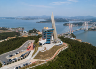 망금산 정상 진도타워와 진도대교, 울돌목 해협을 내려다본 전경