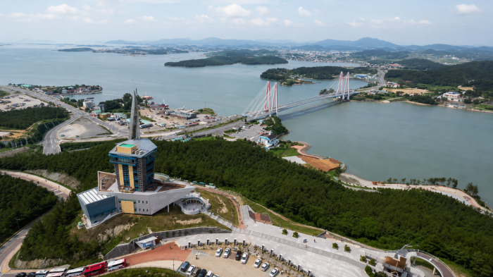 진도타워와 진도대교 주변 울돌목 해협을 내려다본 항공 전경