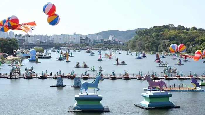 진주성 성곽과 남강 수상 유등이 어우러진 축제 야경