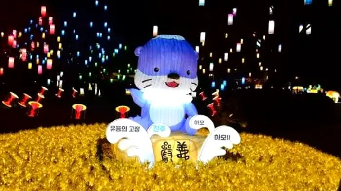 진주시 캐릭터 하모와 색색의 소망등이 설치된 축제장