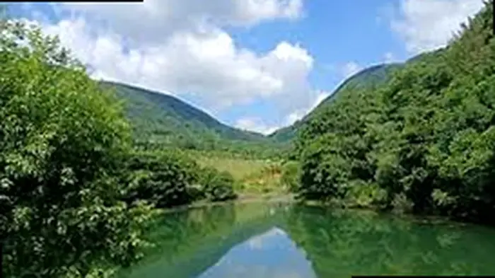 진주 숙호산권 숲과 산줄기가 물에 비치는 수변 풍경