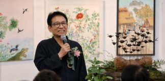 서울전통문화예술대전 성료…솟대에 바친 이정엽의 집념, 전통예술의 오늘을 세우다 제2회 서울전통문화예술대전 현장에서 이정엽 이사장이 마이크를 들고 발언하고 있다