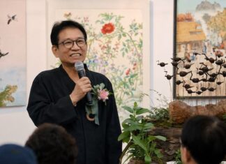 서울전통문화예술대전 성료…솟대에 바친 이정엽의 집념, 전통예술의 오늘을 세우다 제2회 서울전통문화예술대전 현장에서 이정엽 이사장이 마이크를 들고 발언하고 있다
