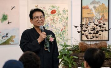 서울전통문화예술대전 성료…솟대에 바친 이정엽의 집념, 전통예술의 오늘을 세우다 제2회 서울전통문화예술대전 현장에서 이정엽 이사장이 마이크를 들고 발언하고 있다