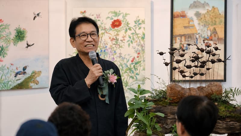 제2회 서울전통문화예술대전 현장에서 이정엽 이사장이 마이크를 들고 발언하고 있다