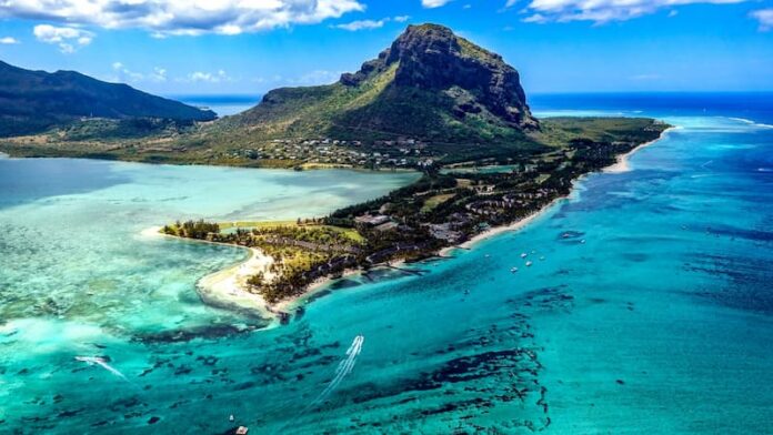 mauritius-underwater-waterfall-roadshow-main 모리셔스 르 몬 앞바다 수중 폭포 항공 풍경 여행레저신문