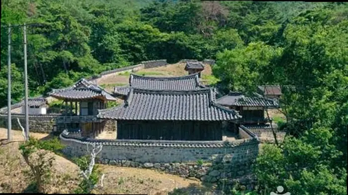 밀양 단장면 산자락에 자리한 전통 한옥과 돌담