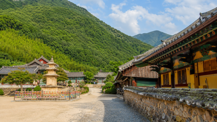 밀양 재약산 아래 표충사 전각과 삼층석탑·산 능선