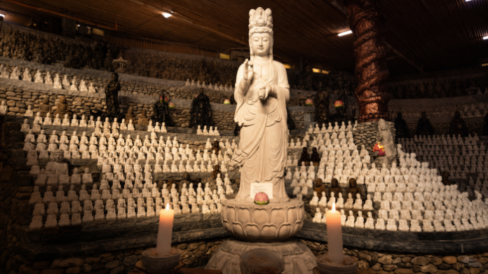 miryang-yeoyeojeongsa-cave-temple-main 밀양 여여정사 동굴법당의 관음보살상과 벽면을 가득 채운 불상