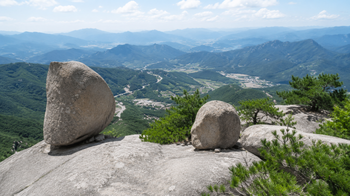 모산재 암반 위 기암괴석과 합천 산줄기를 내려다보는 전망