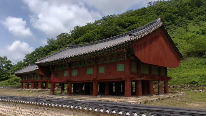 무주 적상산 안국사의 붉은 목조 전각과 기와지붕