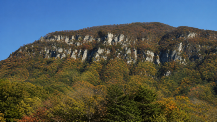 muju-jeoksangsan-autumn-rocky-ridge 단풍 숲 위로 층암절벽이 이어지는 무주 적상산 전경