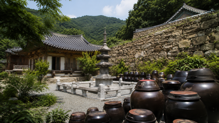 문경 천주사 경내와 석탑, 장독대 풍경