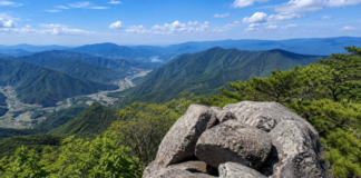 문경 천주산 정상부 바위와 산악 조망