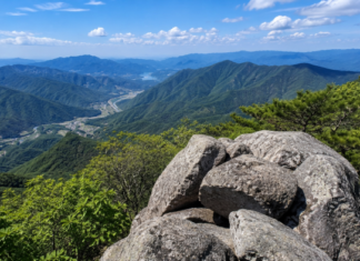문경 천주산 정상부 바위와 산악 조망