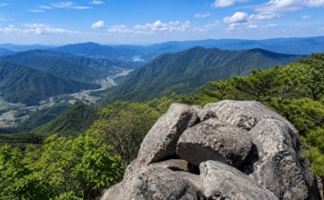 문경 천주산 정상부 바위와 산악 조망