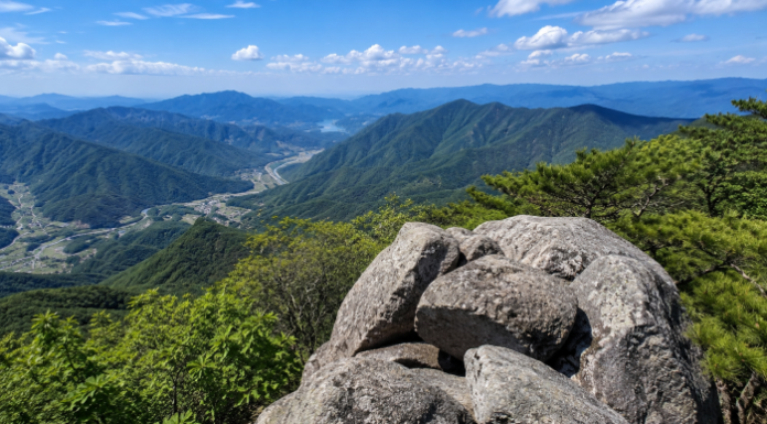 문경 천주산 정상부 바위와 산악 조망