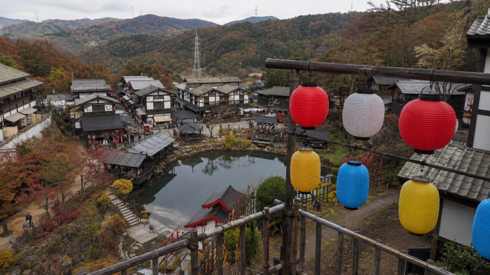 니지모리 스튜디오 연등 전망대에서 바라본 연못과 마을
