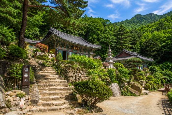 감악산 출렁다리와 운계폭포를 지나 범륜사로 이어지는 산책길과 사찰 풍경