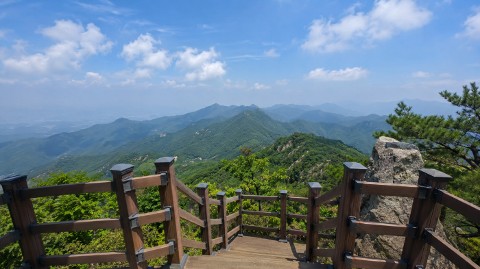 팔공산 고지대 전망지에서 바라본 겹겹의 산줄기