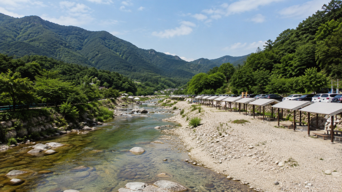 포천 백운계곡 물길 옆에 조성된 무료 쉼터와 공영주차장