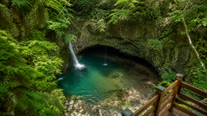 pocheon-bidulginang-waterfall-main 포천 비둘기낭폭포 전망대에서 내려다본 현무암 동굴과 청록빛 소