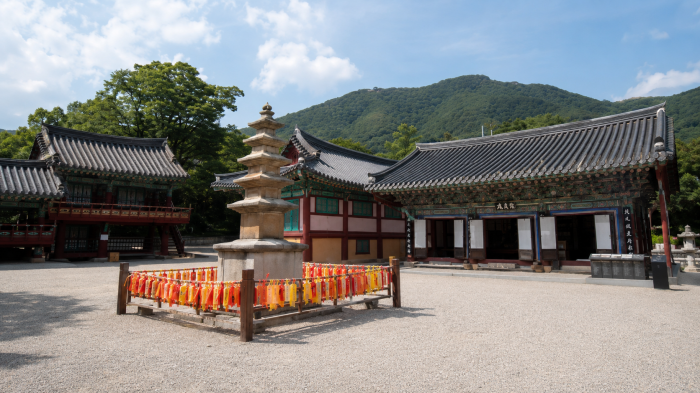포항 보경사 경내와 내연산 산자락 풍경