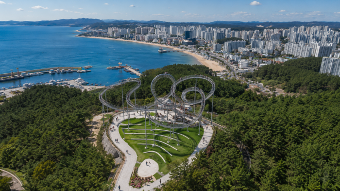 포항 영일만 해안과 환호공원 스페이스워크를 함께 담은 항공 전경