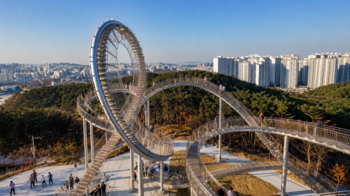 pohang-space-walk-loop-city-view 포항 환호공원 스페이스워크의 거대한 원형 계단과 포항 도심 전경