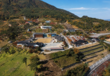 산청 동의보감촌 전통 한옥 시설과 왕산 자락 항공 전경