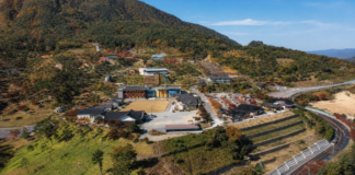 산청 동의보감촌, 성인 2천원으로 한의학박물관·숲길 걷는 지리산 웰니스 여행 산청 동의보감촌 전통 한옥 시설과 왕산 자락 항공 전경