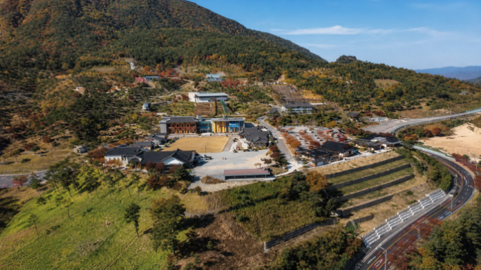 산청 동의보감촌 전통 한옥 시설과 왕산 자락 항공 전경