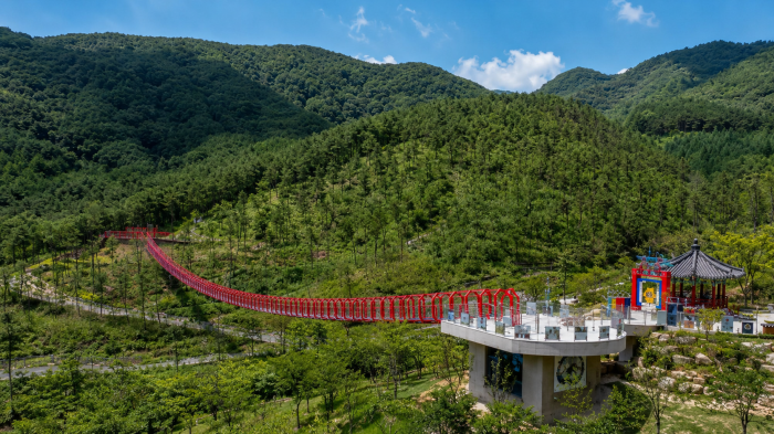 산청 동의보감촌 숲 사이로 이어지는 붉은 무릉교