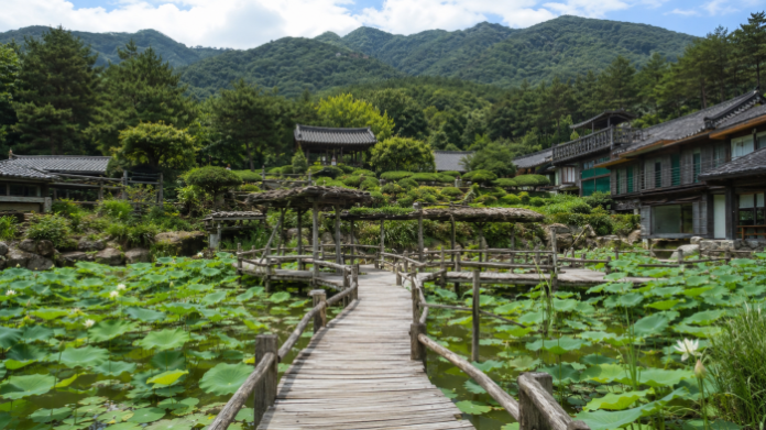 sancheong-suseonsa-lotus-pond-boardwalk 산청 수선사 연꽃 연못과 나무 데크길, 웅석봉 여름 전경