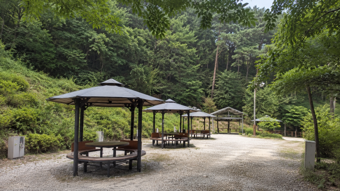 상당산성자연휴양림 숲속 정자와 가족 휴식 공간