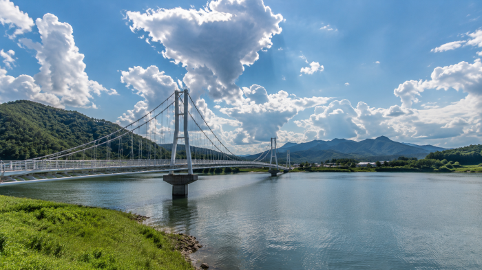 낙동강과 산을 가로지르는 상주 보행교 전경