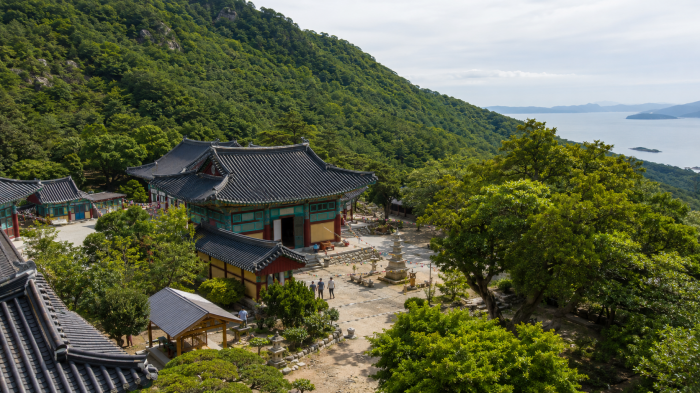 낙가산 숲과 서해를 배경으로 자리한 강화 석모도 보문사