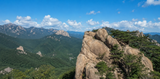 권금성 바위 능선에서 바라본 설악산 울산바위와 외설악 여름 전경