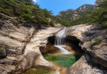 설악산 십이선녀탕 복숭아탕, 숲·계곡 따라 걷는 왕복 8km 여름 트레킹 설악산 십이선녀탕 용탕폭포 복숭아탕과 화강암 계곡