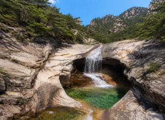 설악산 십이선녀탕 복숭아탕, 숲·계곡 따라 걷는 왕복 8km 여름 트레킹 설악산 십이선녀탕 용탕폭포 복숭아탕과 화강암 계곡