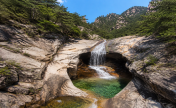 설악산 십이선녀탕 복숭아탕, 숲·계곡 따라 걷는 왕복 8km 여름 트레킹 설악산 십이선녀탕 용탕폭포 복숭아탕과 화강암 계곡