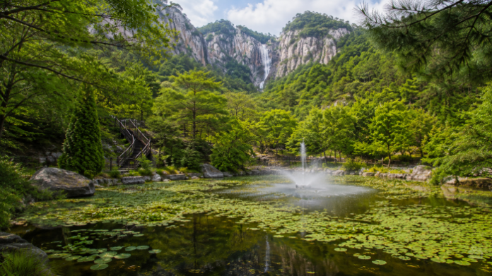 설악산 대승폭포와 암벽, 울창한 숲 전경