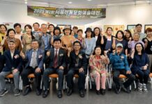 과거 유산 넘어 미래 자산으로…제2회 서울전통문화예술대전 성료 제2회 서울전통문화예술대전 공식 행사 후 참석자들이 기념촬영을 하고 있다