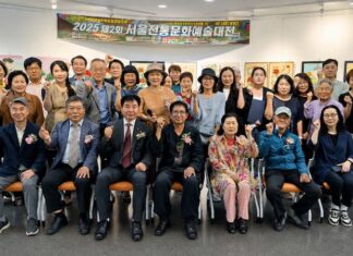 과거 유산 넘어 미래 자산으로…제2회 서울전통문화예술대전 성료 제2회 서울전통문화예술대전 공식 행사 후 참석자들이 기념촬영을 하고 있다