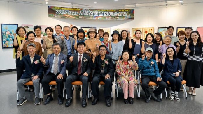 seoul-traditional-culture-art-exhibition-group-photo 제2회 서울전통문화예술대전 공식 행사 후 참석자들이 기념촬영을 하고 있다