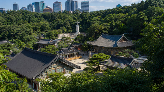 숲과 전각 사이로 보이는 봉은사 경내와 강남 도심 전경
