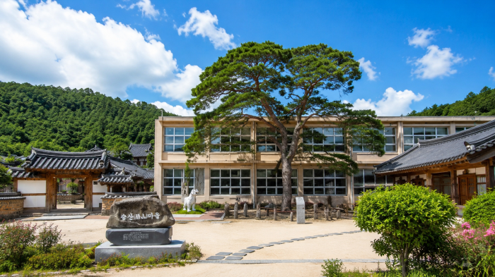한옥과 옛 학교가 함께 보이는 진주 지수승산부자마을 전경