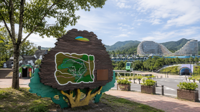 소이산 생태숲길 안내시설과 주변 관광지 전경