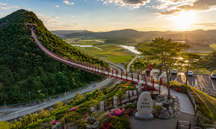 짙은 안개 속 순창 채계산 출렁다리와 산길 계단